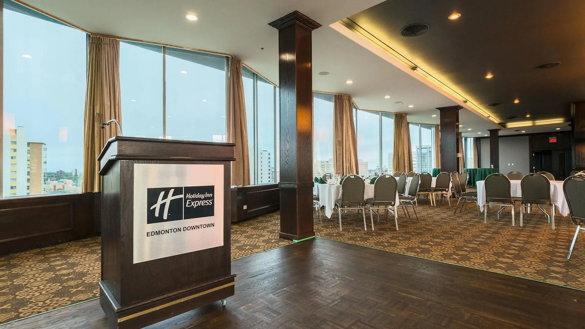 Holiday Inn Express Edmonton Downtown By Ihg 3*,