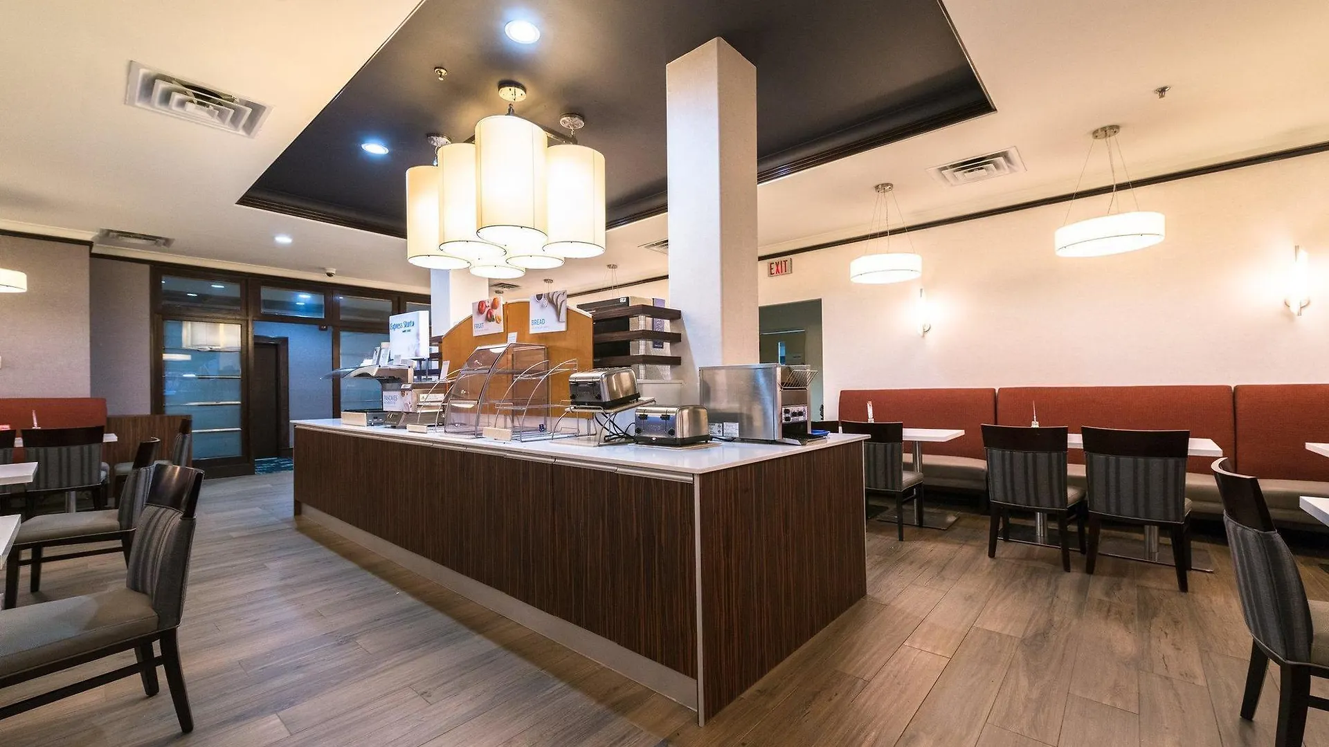 Отель Holiday Inn Express Edmonton Downtown By Ihg