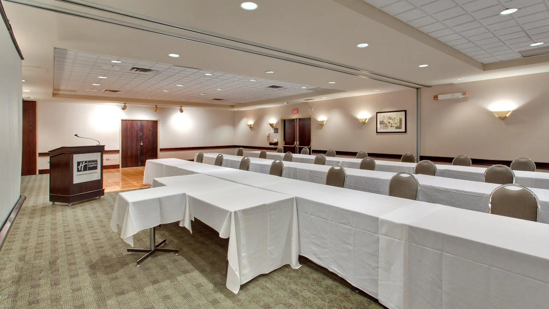 Hotel Holiday Inn Express Edmonton Downtown By Ihg